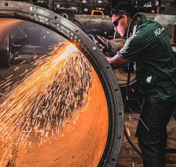 Subcontratación industrial en Bélgica. Subcontractació industrial a Bèlgica. Industrial outsourcing in Belgium Sous-traitance industrielle en Belgique.