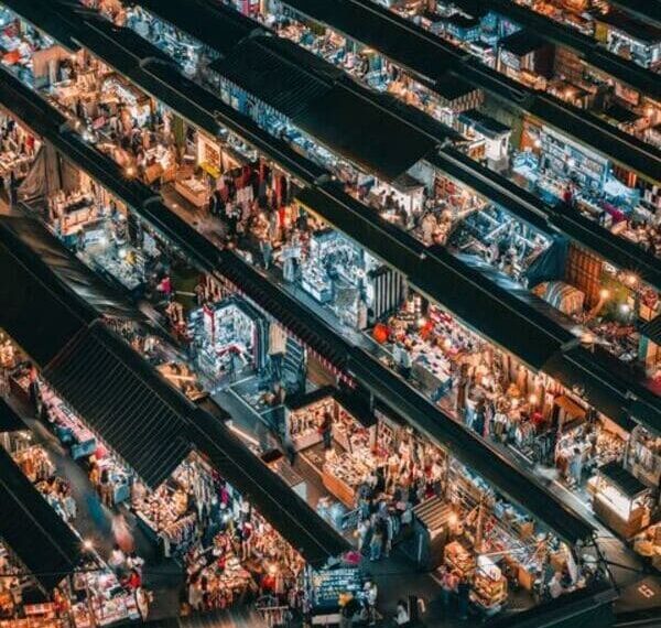 Vista aérea de un mercado nocturno con cientos de puestos, metáfora de un marketplace B2B para exportar
