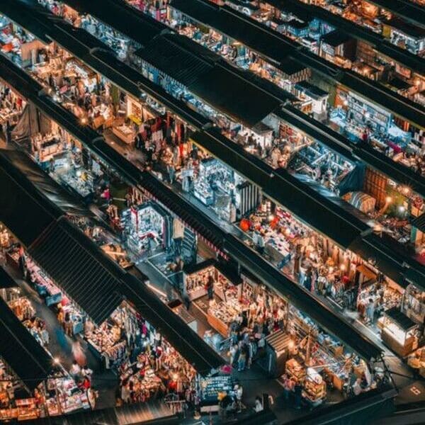 Vista aérea de un mercado nocturno con cientos de puestos, metáfora de un marketplace B2B para exportar